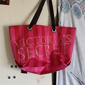 Victoria secret bagred Victoria secret bag big in size